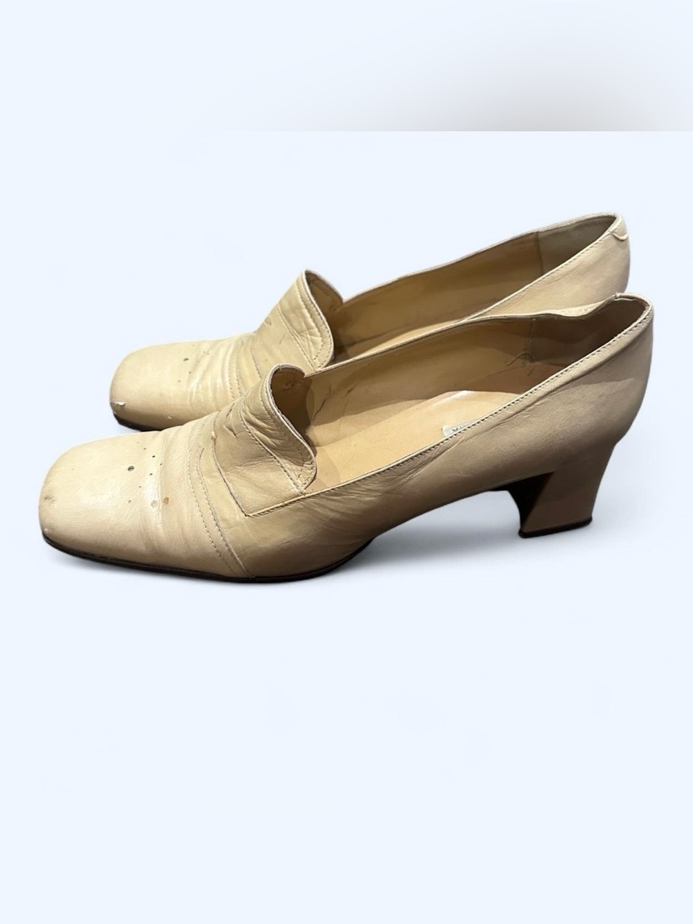 BCBGMaxAzria Cream Leather Low Block Heel Pumps